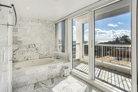 Condominio en alquiler en Surfside, Florida, 3 dormitorios, 173.08 m2 № 2007275 - foto 16