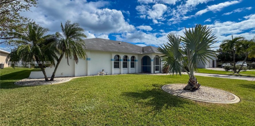 House in Cape Coral, Florida 3 bedrooms, 187.94 sq.m. № 1895865