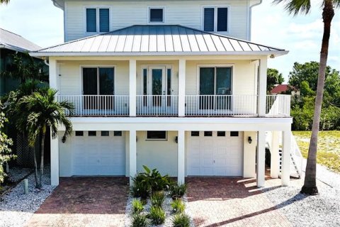 House in Apollo Beach, Florida 4 bedrooms, 315.4 sq.m. № 1734543 - photo 1