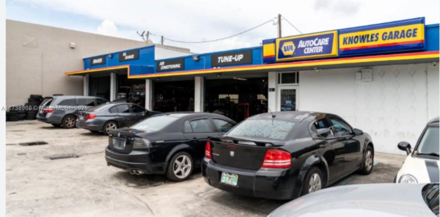 Commercial property in Miami Gardens, Florida № 1859324