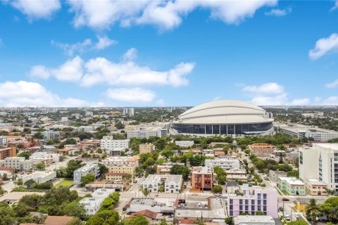 Commercial property in Miami, Florida № 2086320