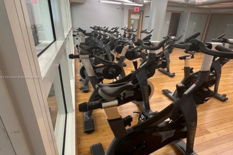 Condo in Miami, Florida, 1 bedroom  № 2012661 - photo 6