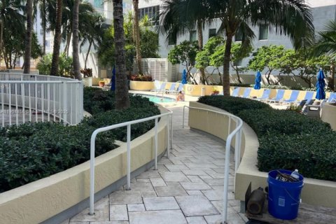 Condo in Miami, Florida, 1 bedroom  № 2012661 - photo 4