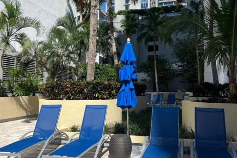 Condo in Miami, Florida, 1 bedroom  № 2012661 - photo 3