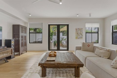 Touwnhouse à vendre à Miami, Floride: 3 chambres, 218.32 m2 № 2340864 - photo 13