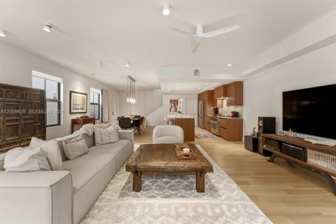 Touwnhouse à vendre à Miami, Floride: 3 chambres, 218.32 m2 № 2340864 - photo 12