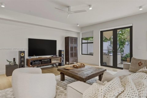 Touwnhouse à vendre à Miami, Floride: 3 chambres, 218.32 m2 № 2340864 - photo 8