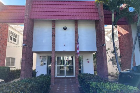Condo in Lauderhill, Florida, 3 bedrooms  № 1818107 - photo 19