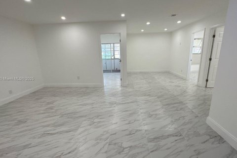 Condo in Lauderhill, Florida, 3 bedrooms  № 1818107 - photo 4