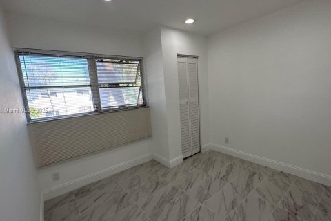 Condo in Lauderhill, Florida, 3 bedrooms  № 1818107 - photo 9