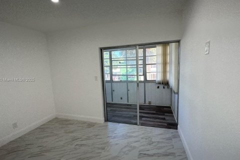 Condo in Lauderhill, Florida, 3 bedrooms  № 1818107 - photo 7
