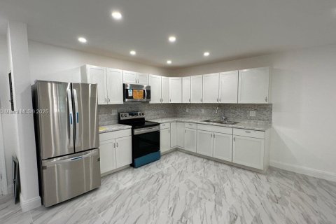 Condo in Lauderhill, Florida, 3 bedrooms  № 1818107 - photo 2