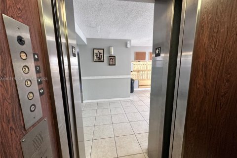 Condo in Lauderhill, Florida, 3 bedrooms  № 1818107 - photo 23