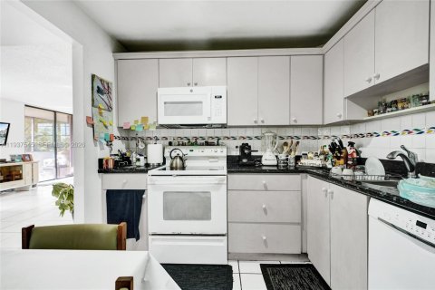 Купить кондоминиум в Майами, Флорида 2 спальни, 115.38м2, № 1995453 - фото 7