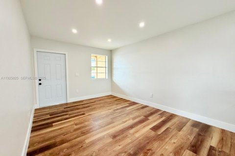 Снять в аренду виллу или дом в Майами, Флорида 2 спальни, 250.84м2, № 1984423 - фото 1