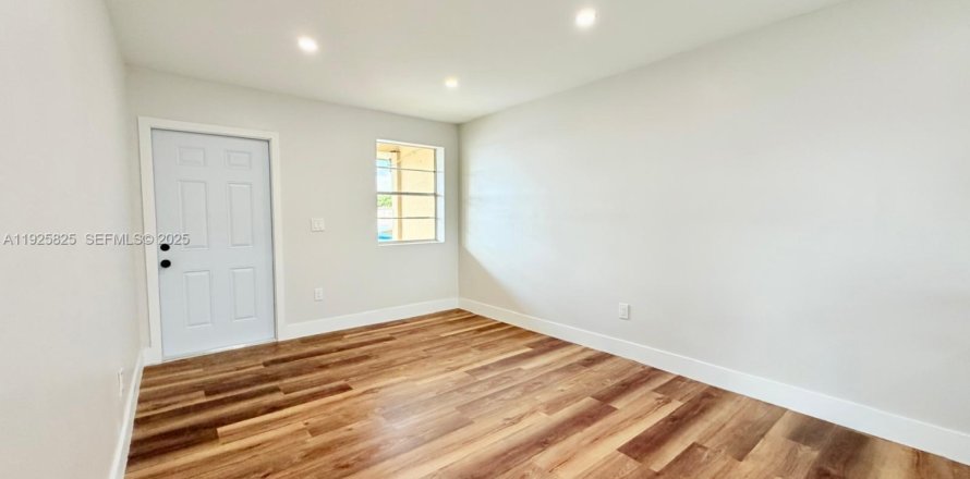 Дом в Майами, Флорида 2 спальни, 250.84м2 № 1984423