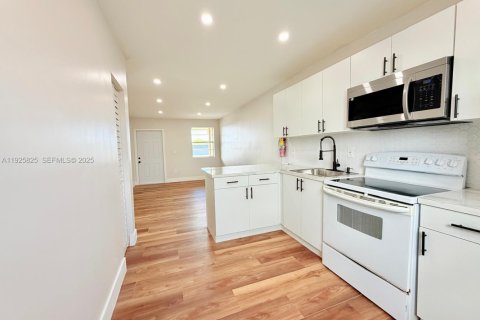 Снять в аренду виллу или дом в Майами, Флорида 2 спальни, 250.84м2, № 1984423 - фото 6