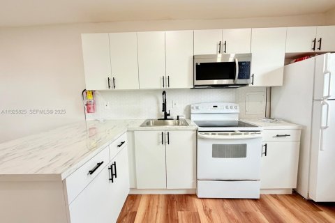 Снять в аренду виллу или дом в Майами, Флорида 2 спальни, 250.84м2, № 1984423 - фото 7