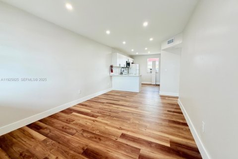 Снять в аренду виллу или дом в Майами, Флорида 2 спальни, 250.84м2, № 1984423 - фото 2