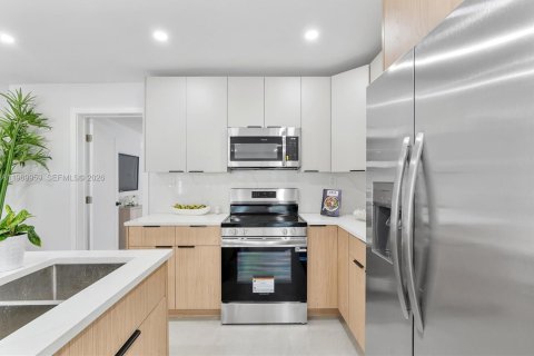 Casa en venta en Miami, Florida, 4 dormitorios, 128.02 m2 № 2030806 - foto 12