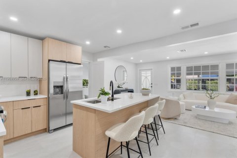 Casa en venta en Miami, Florida, 4 dormitorios, 128.02 m2 № 2030806 - foto 13