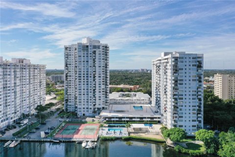 Condo in Aventura, Florida, 2 bedrooms  № 1953749 - photo 24