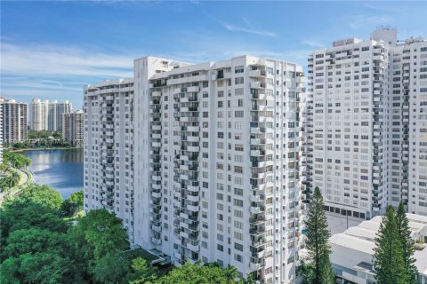 Condo in Aventura, Florida, 2 bedrooms  № 1953749 - photo 19