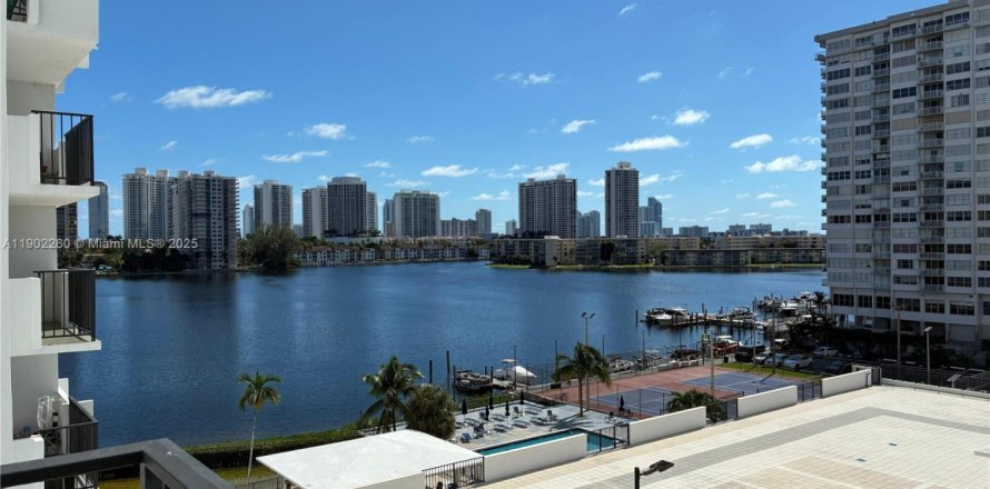 Condo in Aventura, Florida, 2 bedrooms  № 1953749