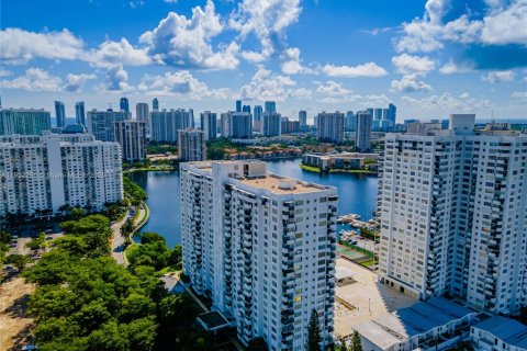 Condo in Aventura, Florida, 2 bedrooms  № 1953749 - photo 12
