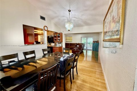 Casa en venta en Pembroke Pines, Florida, 4 dormitorios, 174.1 m2 № 1964896 - foto 7