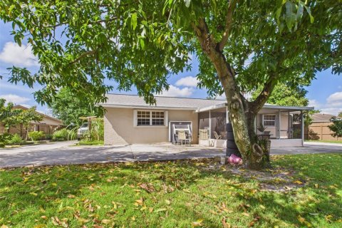 Casa en venta en Pembroke Pines, Florida, 4 dormitorios, 174.1 m2 № 1964896 - foto 2