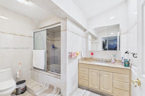 Casa en venta en Pembroke Pines, Florida, 4 dormitorios, 174.1 m2 № 1964896 - foto 11