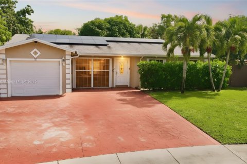 Casa en venta en Pembroke Pines, Florida, 4 dormitorios, 174.1 m2 № 1964896 - foto 1
