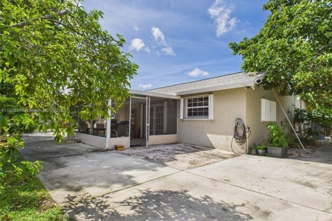 Casa en venta en Pembroke Pines, Florida, 4 dormitorios, 174.1 m2 № 1964896 - foto 3