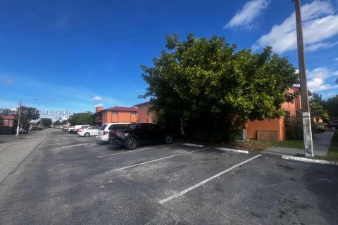 Apartamento en alquiler en Hialeah, Florida, 2 dormitorios, 69.68 m2 № 1989321 - foto 2