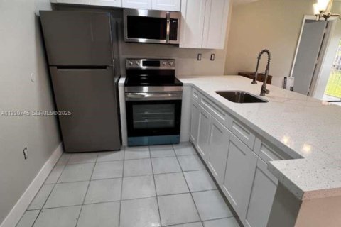 Apartamento en alquiler en Hialeah, Florida, 2 dormitorios, 69.68 m2 № 1989321 - foto 4