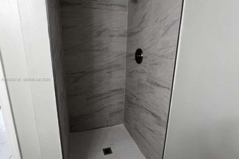 Apartamento en alquiler en Hialeah, Florida, 2 dormitorios, 69.68 m2 № 1989321 - foto 3