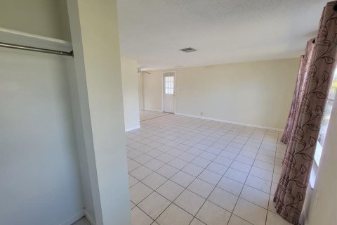 House in Port Charlotte, Florida 3 bedrooms, 98.1 sq.m. № 2166436 - photo 8
