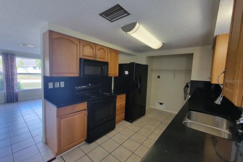 House in Port Charlotte, Florida 3 bedrooms, 98.1 sq.m. № 2166436 - photo 3