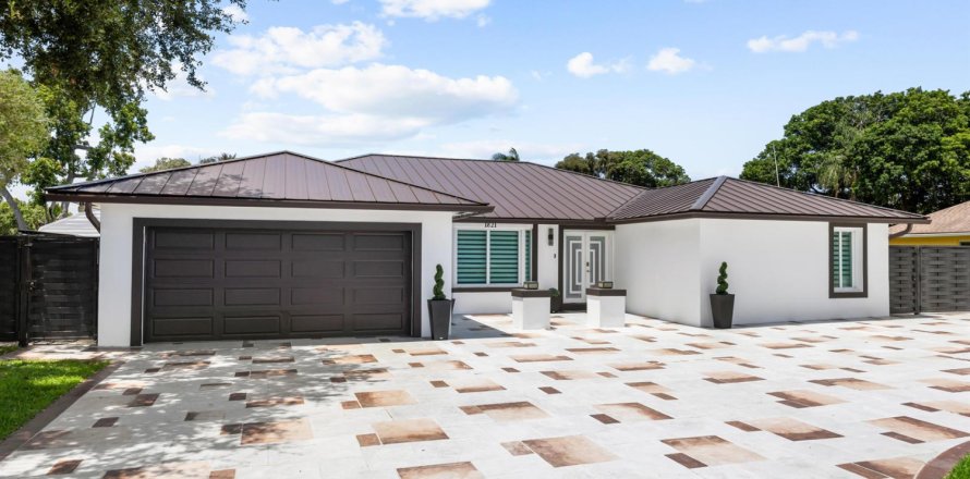 House in Lake Clarke Shores, Florida 4 bedrooms, 244.52 sq.m. № 2366379