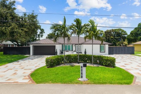 House in Lake Clarke Shores, Florida 4 bedrooms, 244.52 sq.m. № 2366379 - photo 3