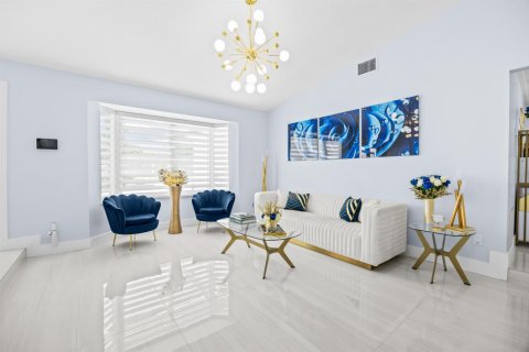 House in Lake Clarke Shores, Florida 4 bedrooms, 244.52 sq.m. № 2366379 - photo 10