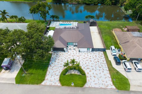 House in Lake Clarke Shores, Florida 4 bedrooms, 244.52 sq.m. № 2366379 - photo 5