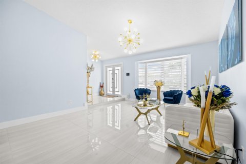 House in Lake Clarke Shores, Florida 4 bedrooms, 244.52 sq.m. № 2366379 - photo 11