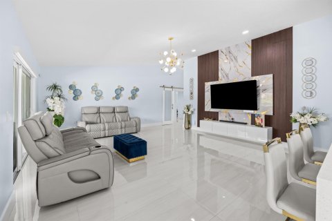 House in Lake Clarke Shores, Florida 4 bedrooms, 244.52 sq.m. № 2366379 - photo 14