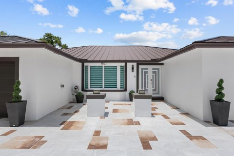 House in Lake Clarke Shores, Florida 4 bedrooms, 244.52 sq.m. № 2366379 - photo 4