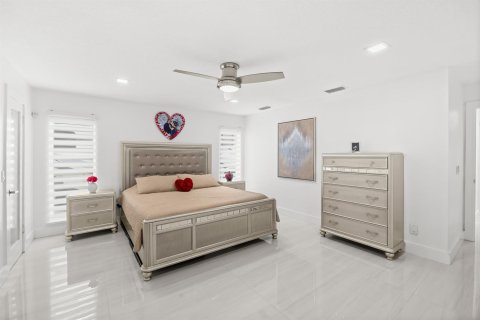 House in Lake Clarke Shores, Florida 4 bedrooms, 244.52 sq.m. № 2366379 - photo 25