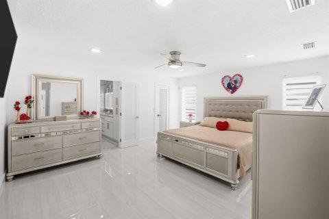 House in Lake Clarke Shores, Florida 4 bedrooms, 244.52 sq.m. № 2366379 - photo 24