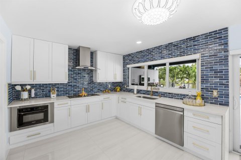 House in Lake Clarke Shores, Florida 4 bedrooms, 244.52 sq.m. № 2366379 - photo 21
