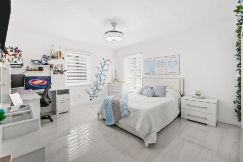 House in Lake Clarke Shores, Florida 4 bedrooms, 244.52 sq.m. № 2366379 - photo 30